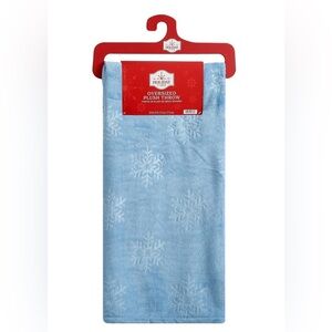 Holiday Time NWT Light Blue Snowflake Plush Throw